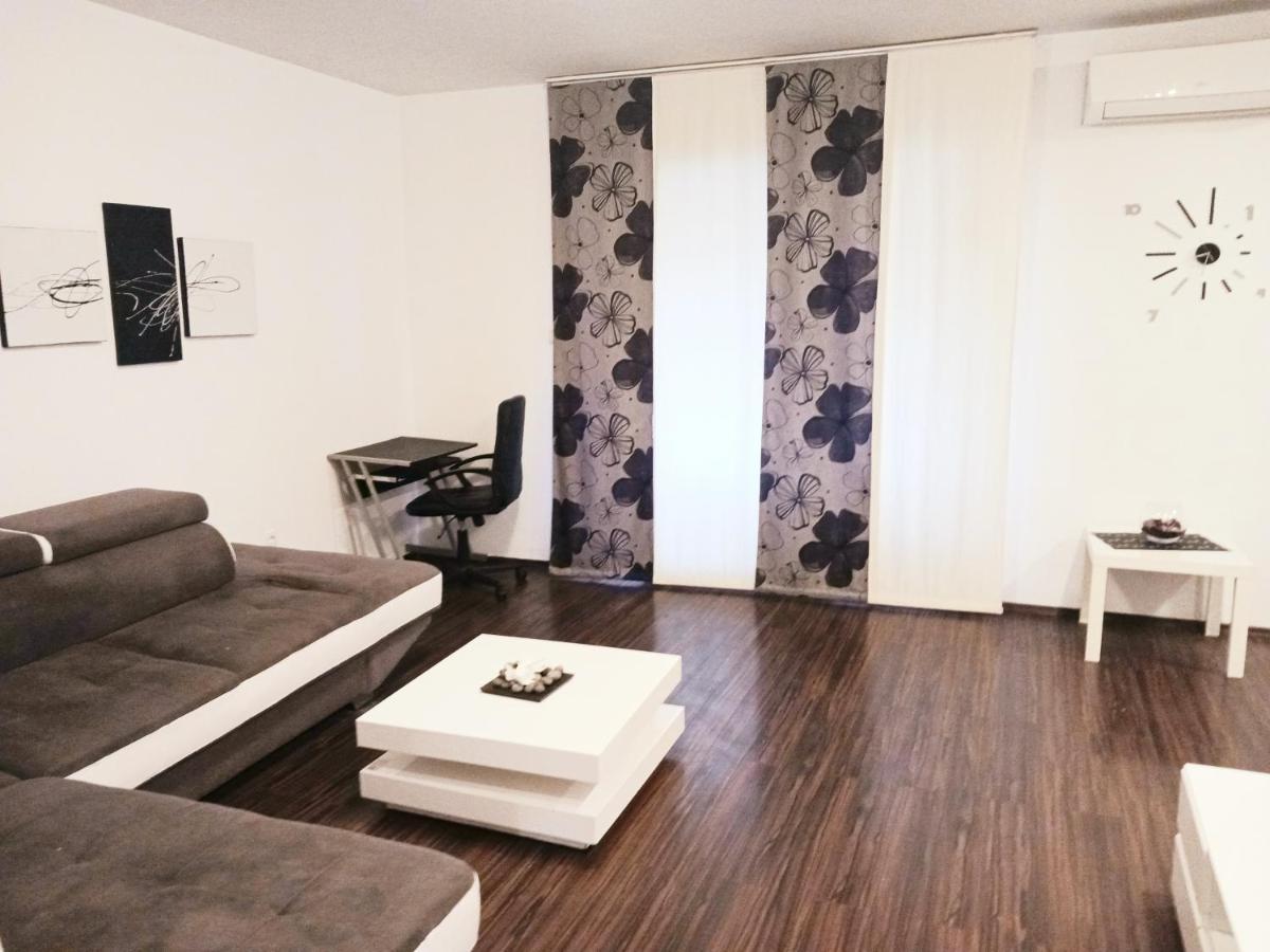 Familyhouse Lägenhet Pula Exteriör bild